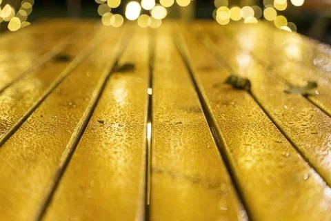 Abstract background of a wooden table with fallen leaves Foto stock