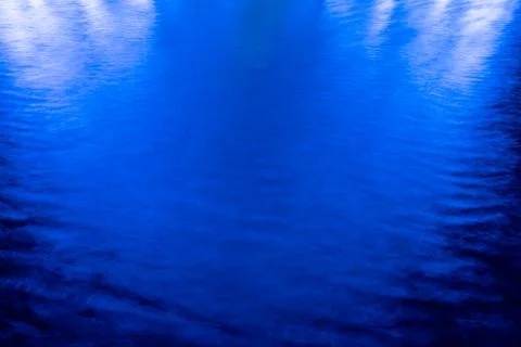 Abstract blue background, lights reflections on the water. Foto stock
