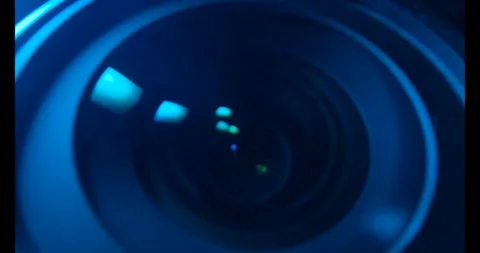 Abstract blue light reflection on camera lens glass. Vídeos de archivo 327128929