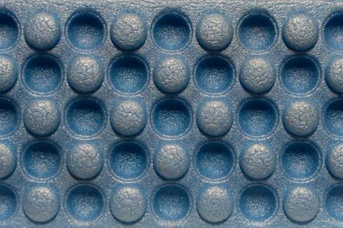 Abstract Blue Textured Surface with a Grid of Metallic Silver Spheres in Co.. Stockfoto's