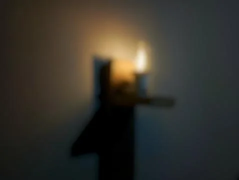 Abstract Blurred Image of a Bright Flame in the Darkness Foto stock