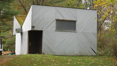 Abstract building in a town park Vídeo Stock 141765349