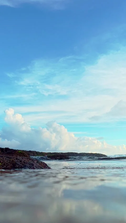 Abstract close view of shallow beach water Vídeo Stock 335442314