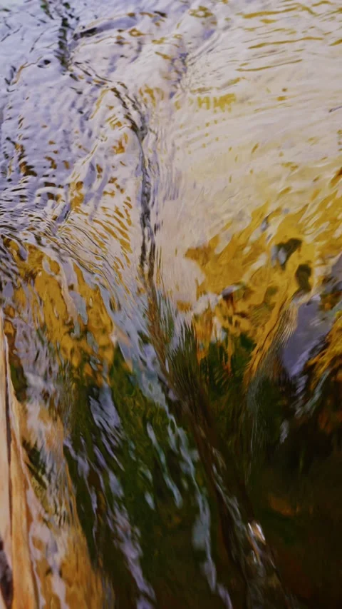 Abstract close-up of water patterns on a clear stream illuminated by sunlight Vidéo 340486067
