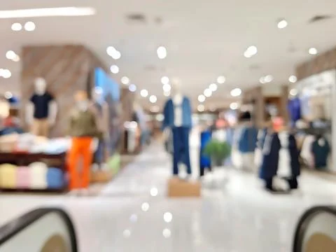 Abstract Clothing Store Blur Background With Mannequins Stockfoto's
