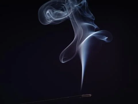 Abstract cloud of white smoke from burning incense, isolated on black background Foto stock
