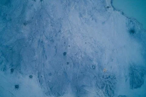 Abstract cold blue ice texture with white frost patterns and deep cracks Foto stock