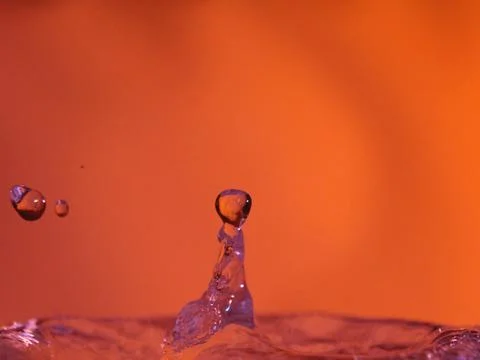 Abstract Colors colliding drops different fluids funds forms Foto stock