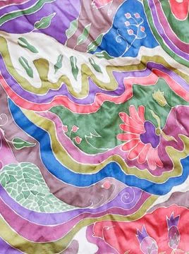 Abstract colour floral pattern on gray silk batik textile background - abs... Stockfoto's