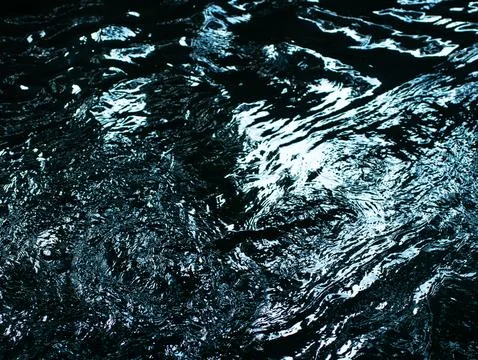 Abstract Dark Water Surface with Light Reflections and Ripples - Mysterious.. Foto stock