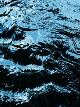 Abstract Dark Water Surface with Light Reflections and Ripples - Mysterious.. Foto stock