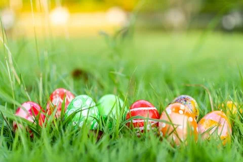 Abstract Defocused Easter, Closeup, many beautiful painted eggs as grass bl.. Foto stock
