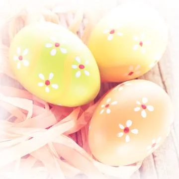 Abstract easter background. macro shot of painted eggs and ribbon decoration  Foto stock