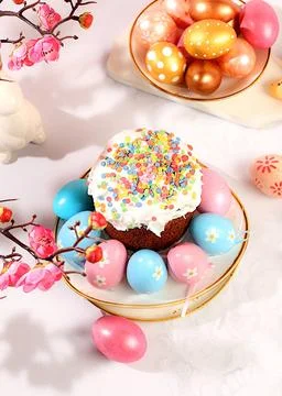 Abstract Easter composition with traditional Russian kulich with meringue ... Foto stock