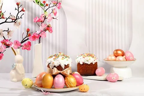 Abstract Easter composition with traditional Russian kulich with meringue ... Foto stock