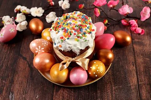 Abstract easter composition with traditional russian kulich with meringue ... Foto stock