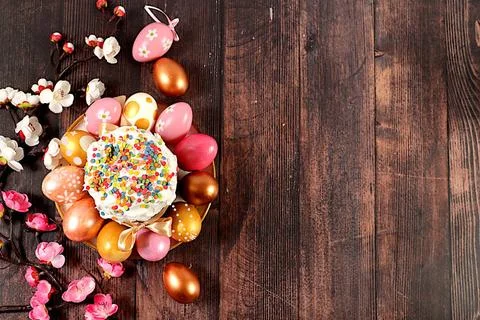Abstract easter composition with traditional russian kulich with meringue ... Foto stock