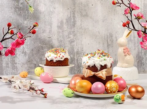 Abstract Easter composition with traditional Russian kulich with meringue ... Foto stock