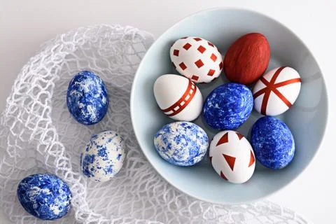 Abstract Easter eggs with red geometric patterns and in the color of the year Foto stock