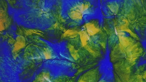 Abstract emerald green fluid marble with elegant gold veins and swirls 스톡 동영상 331591672