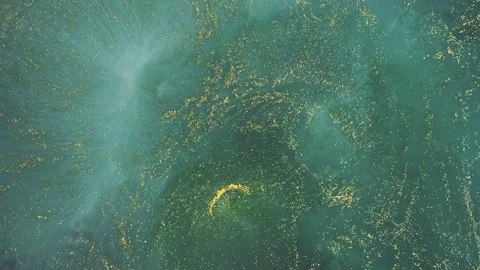 Abstract emerald green fluid marble with elegant gold veins and swirls Vidéo 331595987