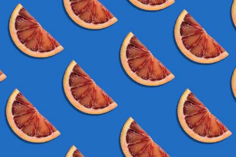 Abstract fruit summer background. pattern of red orange slices on blue backgr Foto stock