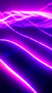 Abstract glowing purple light waves flowing dynamically across a dark backgro Stockillustratie