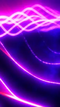 Abstract glowing purple light waves flowing dynamically across a dark backgro Stockillustratie
