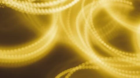 Abstract golden light trails creating dynamic circular patterns on dark bac.. Foto stock