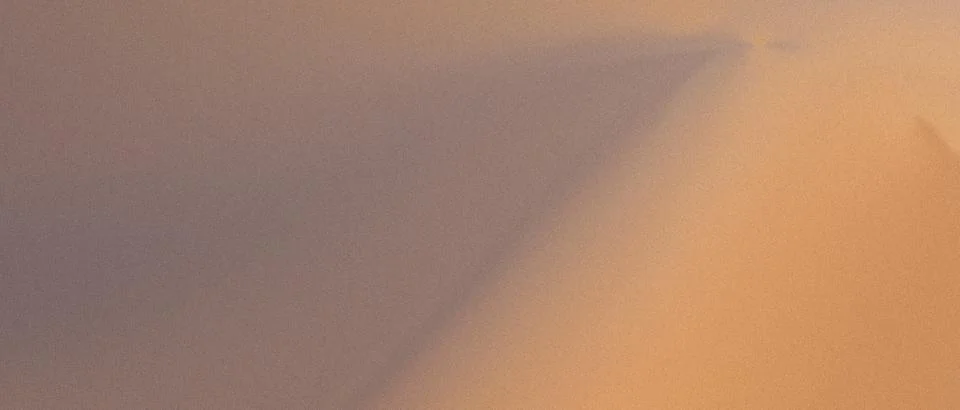 Abstract grainy gradient background with warm sunset orange and purple tone.. 스톡 일러스트
