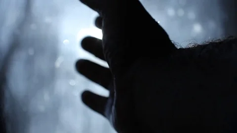 Abstract. Hand Playing with the sun. Selective focus. 库存影片 72454409