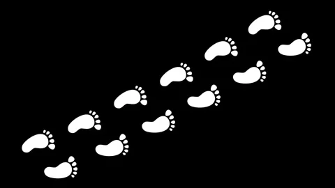 Abstract human shoes footstep walking animation. White color footprints sho.. Видео 341516285