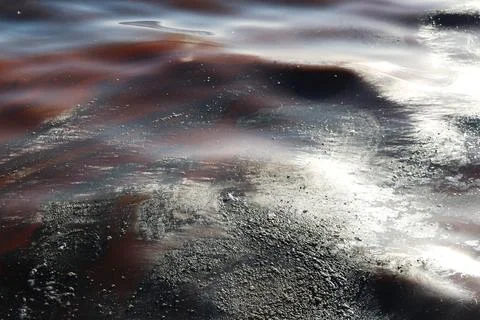 Abstract Image of Polluted Water Surface with Oily Patterns Foto stock