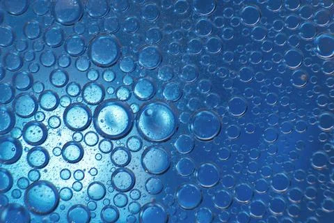Abstract light blue background with oil circles . bubbles of water close up 스톡 사진