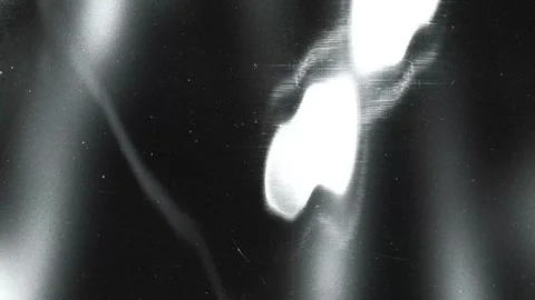Abstract light leak flare with glitch distortion film grain on dark background Vidéo 333415988