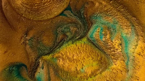 Abstract liquid texture. The bronze color turns into a beautiful light yellow Stock Footage 218462203