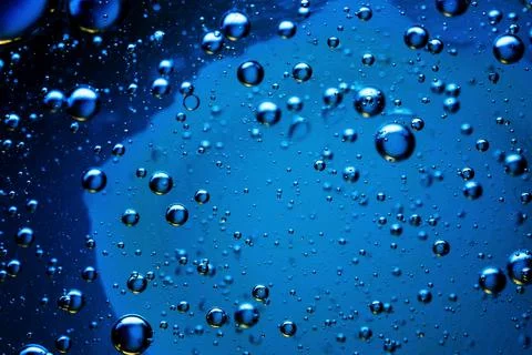 Abstract macro shot of blue bubbles in water, creating a mesmerizing, otherwo Foto stock