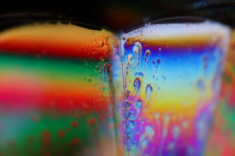 Abstract microscopic liquid cells with vibrant rainbow iridescence Illustrazione stock