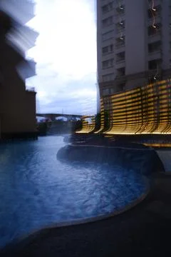 Abstract Motion Blur of Lagoon Pool with Golden Screen at Dusk in Jakarta Foto stock