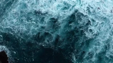 Abstract ocean wave crashing with frothy white foam. Dynamic water texture and m 库存影片 340456522