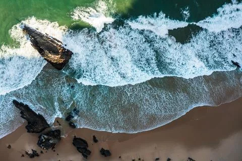 Abstract ocean waves background with rock, Portugal 库存照片