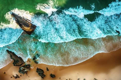 Abstract ocean waves background with rock, Portugal 库存照片