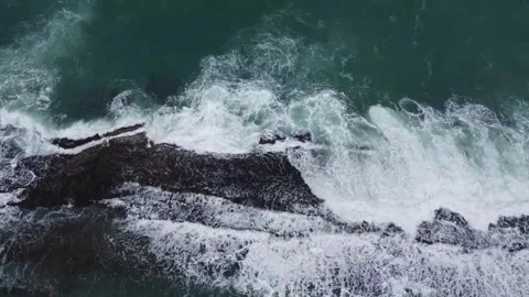 Abstract Overhead Pattern of Foaming Ocean Waves Crashing on Dark Reef Rocks 스톡 동영상 320604989