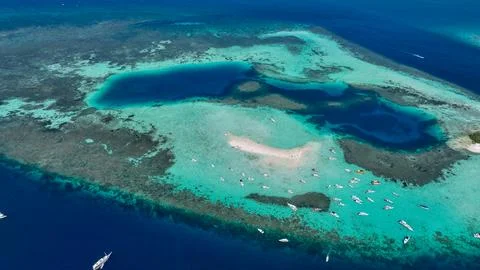 Abstract Overhead View of a Remote Tropical Sandbar in Turquoise Ocean Water 스톡 사진