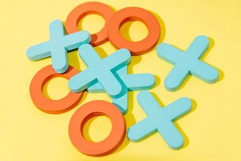 Abstract Pattern Board Game Tic Tac Toe noughts and crosses on Yellow Backg.. Foto stock