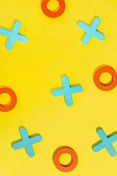 Abstract Pattern Board Game Tic Tac Toe noughts and crosses on Yellow Backg.. Foto stock