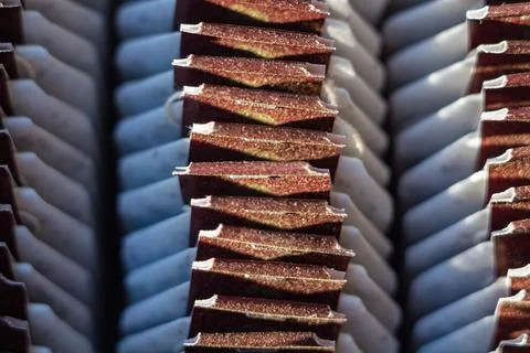 Abstract pattern of brown ceramic roof tiles in a regular row arrangement Stockfoto's