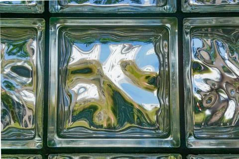 Abstract patterns in a wall of glass blocks. Foto stock