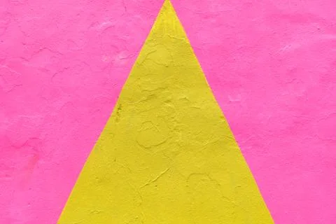 Abstract plaster texture of a yellow triangle on a pink background. Foto stock