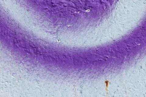 Abstract Purple Spray Paint Texture on Concrete Wall - Urban Art and Street.. Foto stock